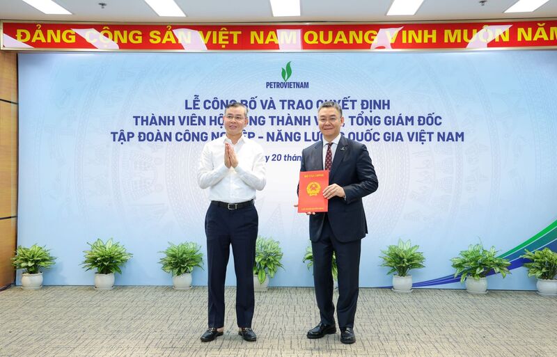 Bộ trưởng Bộ Tài chính Ngô Văn Tuấn trao quyết định bổ nhiệm cho Tổng Giám đốc Petrovietnam Lê Mạnh Cường.
