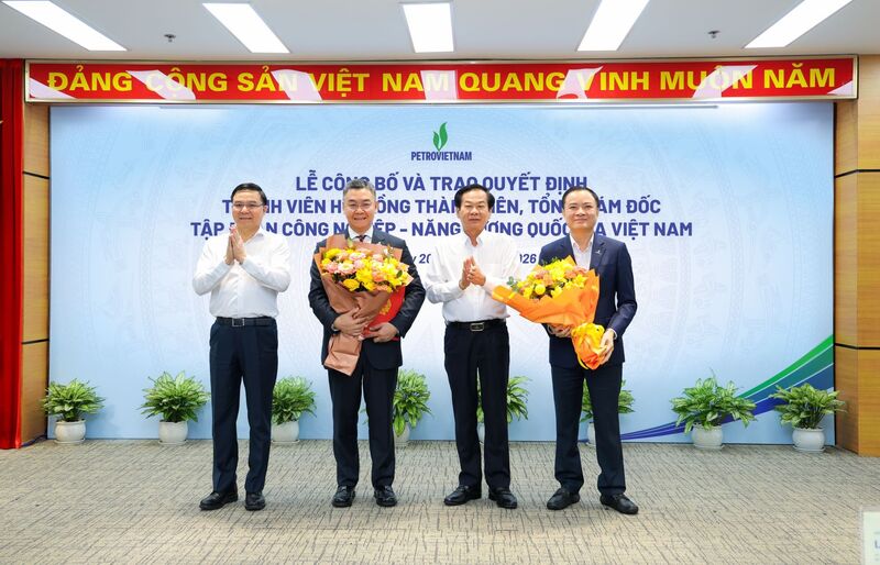 Bộ trưởng Bộ Công Thương Lê Mạnh Hùng và Bộ trưởng Bộ Nội vụ Đỗ Thanh Bình tặng hoa chúc mừng lãnh đạo Petrovietnam.