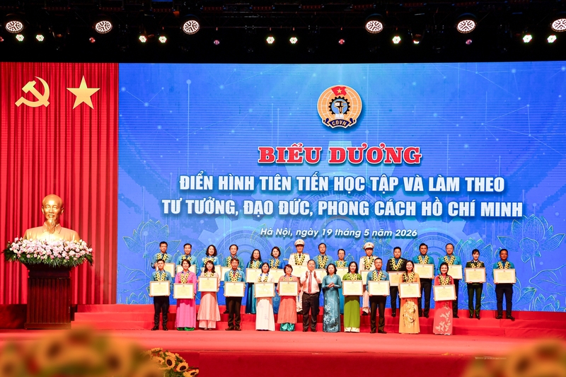 Ông Lê Quang Vinh (hàng 2, thứ 3 từ phải sang) là cá nhân duy nhất của ngành Ngân hàng được Tổng Liên đoàn Lao động Việt Nam khen thưởng vì có thành tích xuất sắc trong phong trào “Học tập và làm theo tư tưởng, đạo đức, phong cách Hồ Chí Minh. Ảnh: Lê Hồng Quang