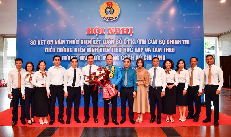 Đại diện Ban Chấp hành Công đoàn Vietcombank, Công đoàn Trụ sở chính chụp ảnh lưu niệm chúc mừng ông Lê Quang Vinh. Ảnh: Lê Hồng Quang