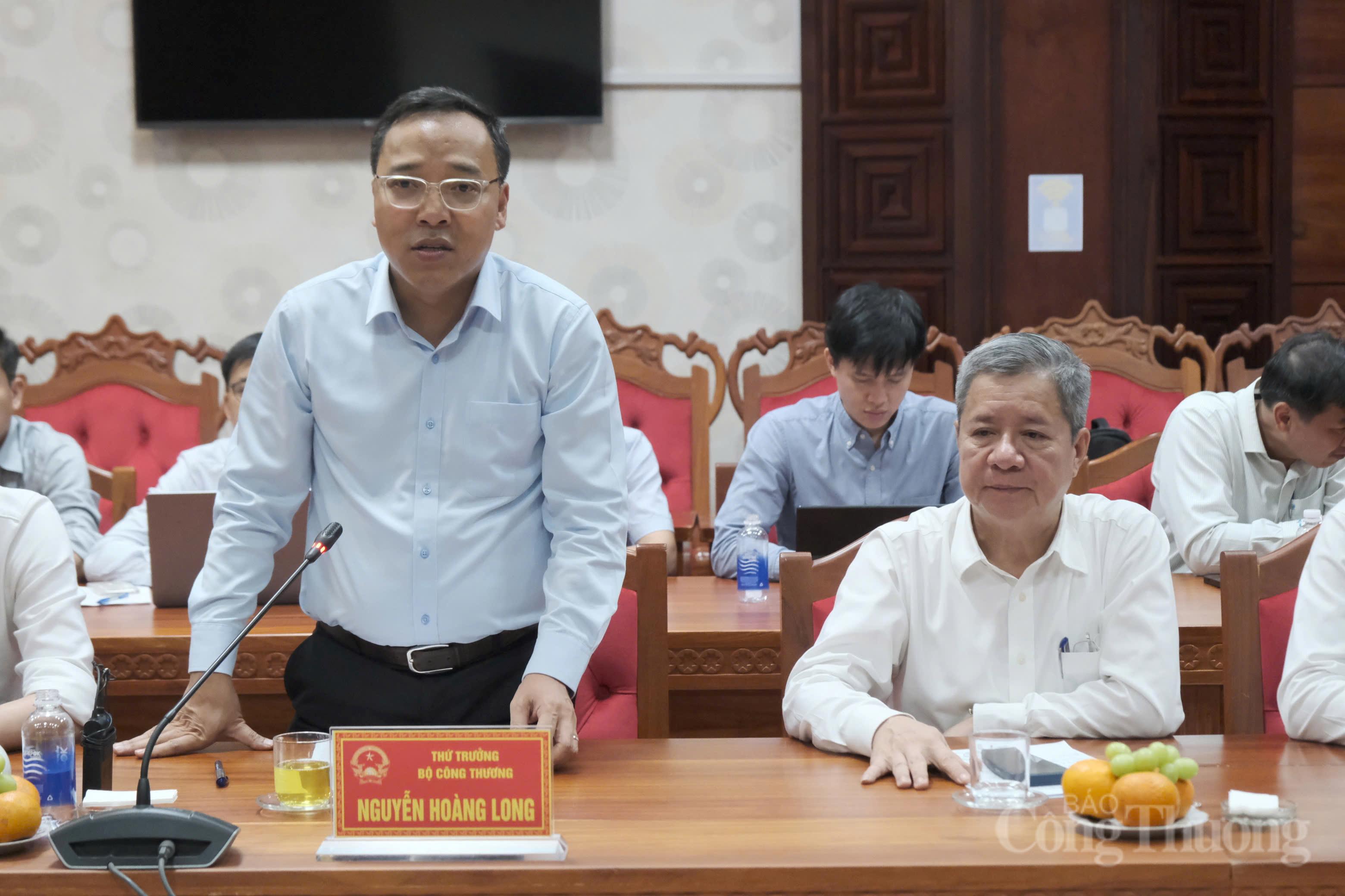 Thứ trưởng Nguyễn Hoàng Long phát biểu kết luận tại buổi làm việc. Ảnh: Lê Sơn