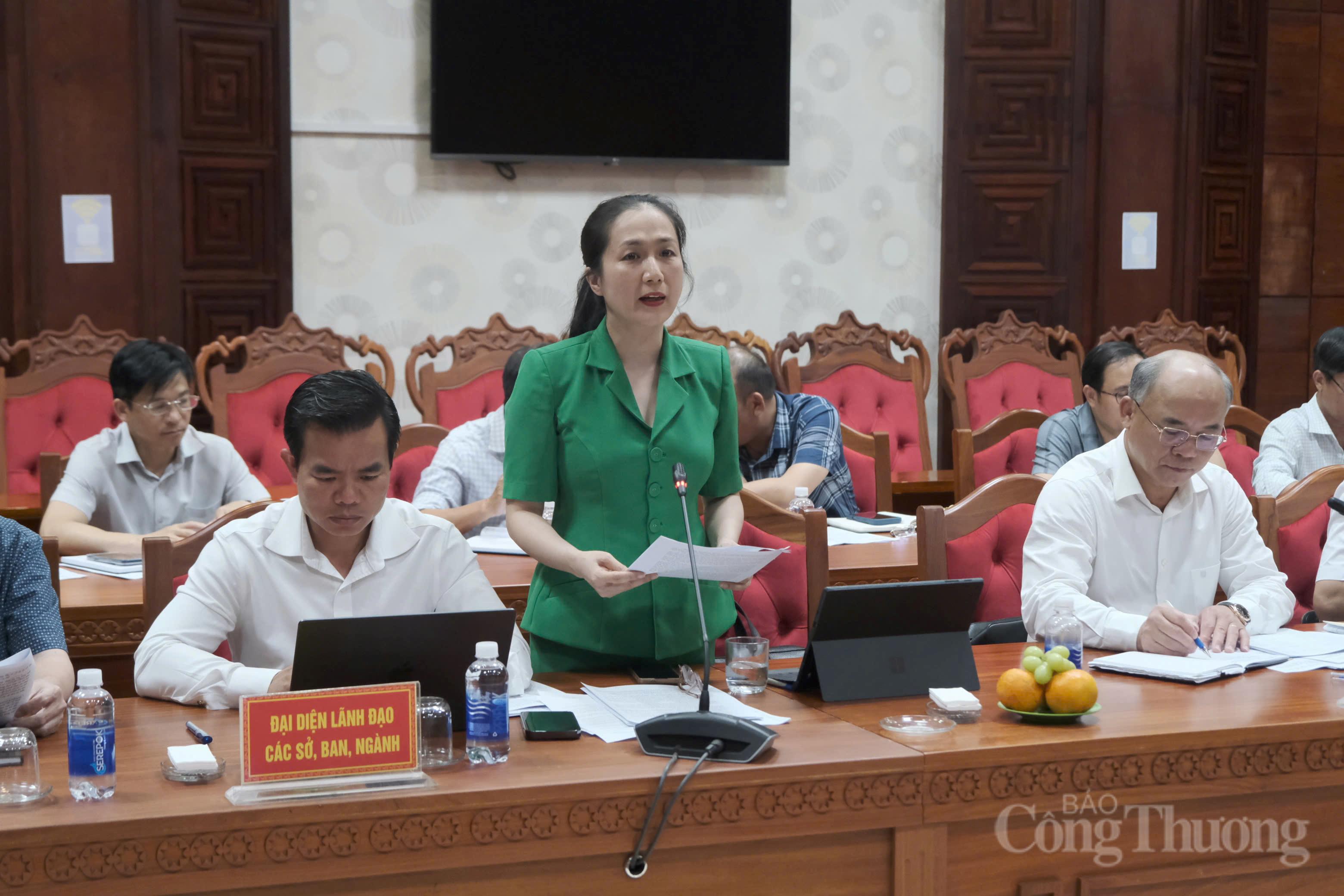 Bà Nguyễn Thị Thu An, Giám đốc Sở Công Thương tỉnh Đắk Lắk báo cáo trước Đoàn công tác. Ảnh: Lê Sơn