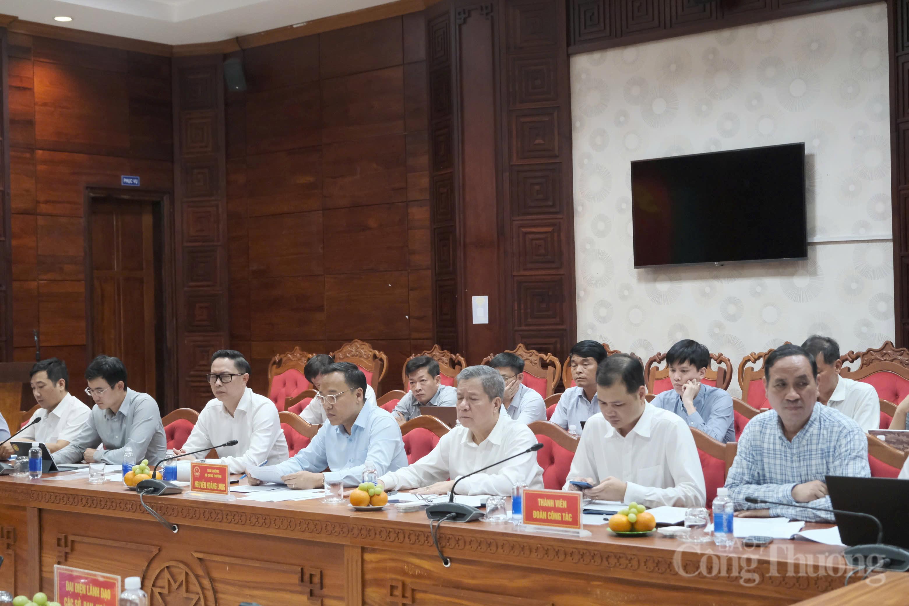 Các đại biểu tham dự buổi làm việc. Ảnh: Lê Sơn