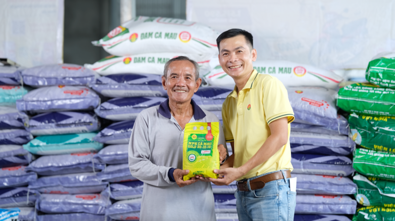 Bà con nhận túi NPK Cà Mau Gold 20-10-10 trong chương trình “Hỗ trợ nhà nông vượt khó”. Ảnh: PVCFC