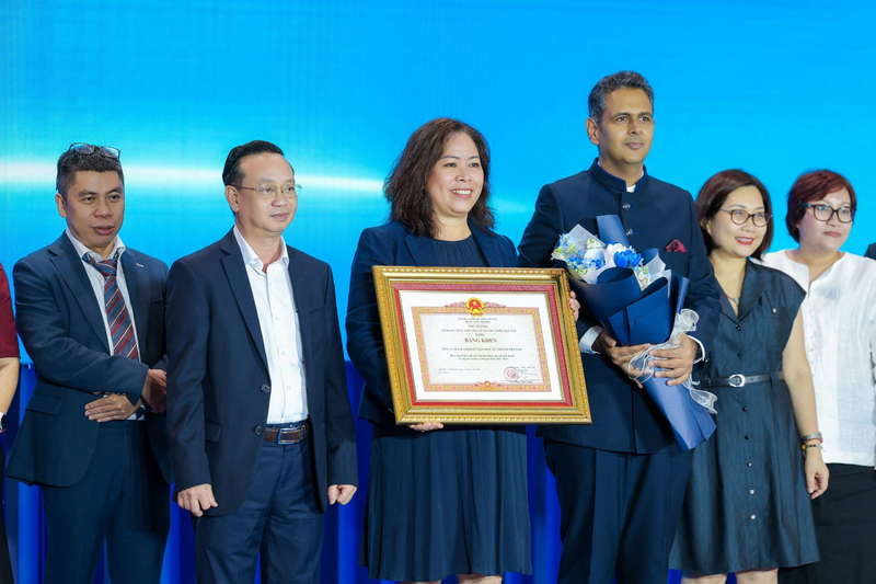 Đại diện Unilever Việt Nam vinh dự đón nhận Bằng khen của Thủ tướng Chính phủ vì thành tích xuất sắc trong hoạt động sản xuất, kinh doanh và công tác xã hội giai đoạn 2020 - 2025