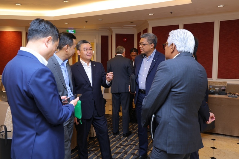 L&atilde;nh đạo Petrovietnam v&agrave; L&atilde;nh đạo Petronas trao đổi b&ecirc;n lề buổi l&agrave;m việc th&uacute;c đẩy hợp t&aacute;c gần đ&acirc;y