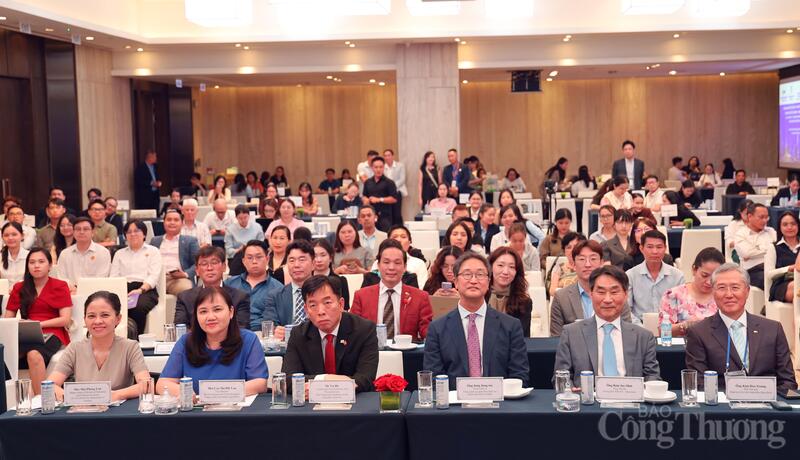 Đại biểu tham dự sự kiện.