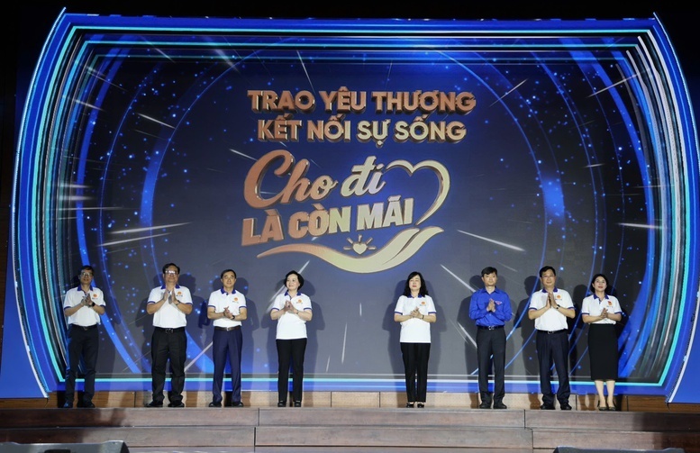 Phó Thủ tướng Phạm Thị Thanh Trà và các đại biểu thực hiện nghi thức phát động Ngày hưởng ứng hiến tặng mô, tạng 20/5. Ảnh: VGP