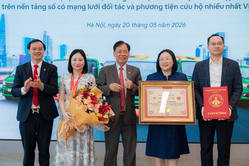 Ông Thang Văn Phúc - Nguyên Thứ Trưởng Bộ Nội Vụ - Chủ tịch TW Hội Kỷ lục Gia Việt Nam trao bằng xác lập kỷ lục cho đại diện VETC.