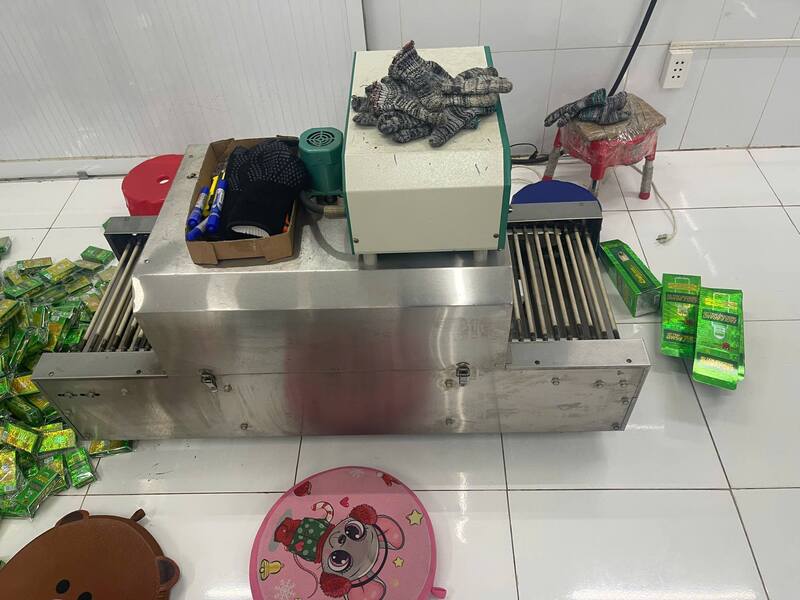 Các dụng cụ phối trộn, sản xuất dầu gió giả được cơ quan chức năng phát hiện. Ảnh: Chi cục Quản lý thị trường tỉnh Tây Ninh