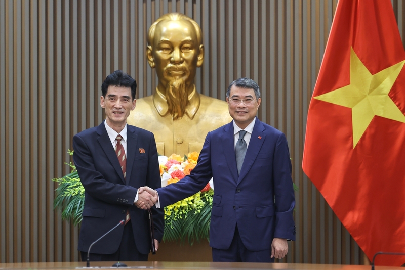 Thủ tướng Chính phủ Lê Minh Hưng tiếp đồng chí Ri Sung Guk, Đại sứ đặc mệnh toàn quyền nước Cộng hòa Dân chủ Nhân dân Triều Tiên tại Việt Nam. Ảnh: VGP/Nhật Bắc