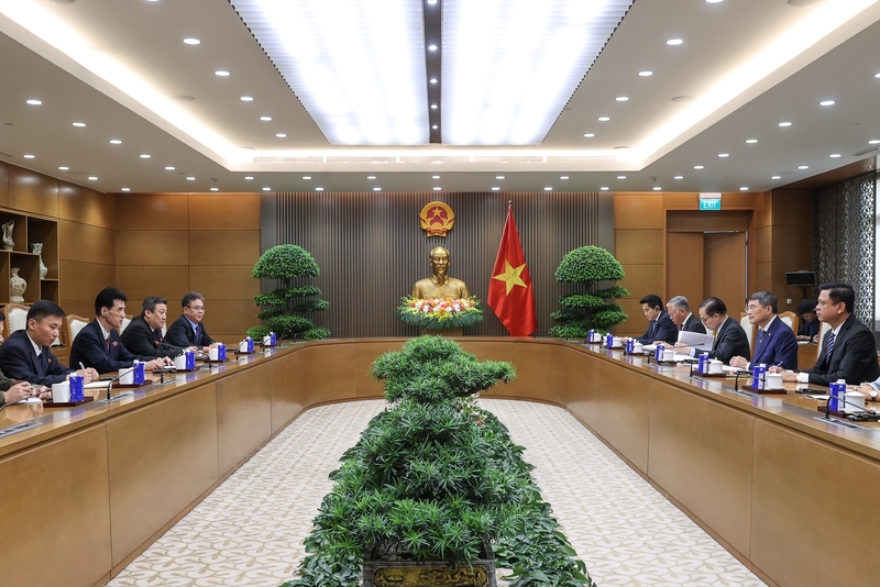 Thủ tướng đề nghị hai bên cần phối hợp chặt chẽ triển khai hiệu quả nhận thức chung và các thỏa thuận đã đạt được trong các chuyến thăm của lãnh đạo hai nước. Ảnh: VGP/Nhật Bắc