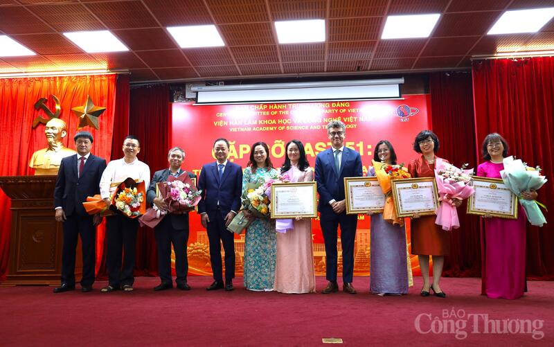Các tập thể, cá nhân có nhiều đóng góp tích cực trong hoạt động hợp tác và hội nhập quốc tế được khen thưởng.
