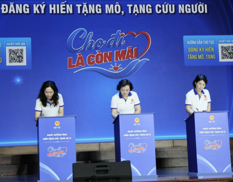 Phó Thủ tướng Phạm Thị Thanh Trà và các đại biểu đăng ký hiến tặng mô, tạng. Ảnh: VGP