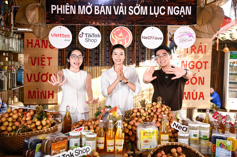 Nhiều sản phẩm chế biến sâu từ vải và các sản phẩm nông sản, OCOP của địa phương cũng được xuất hiện trên phiên livetream. Ảnh: TT