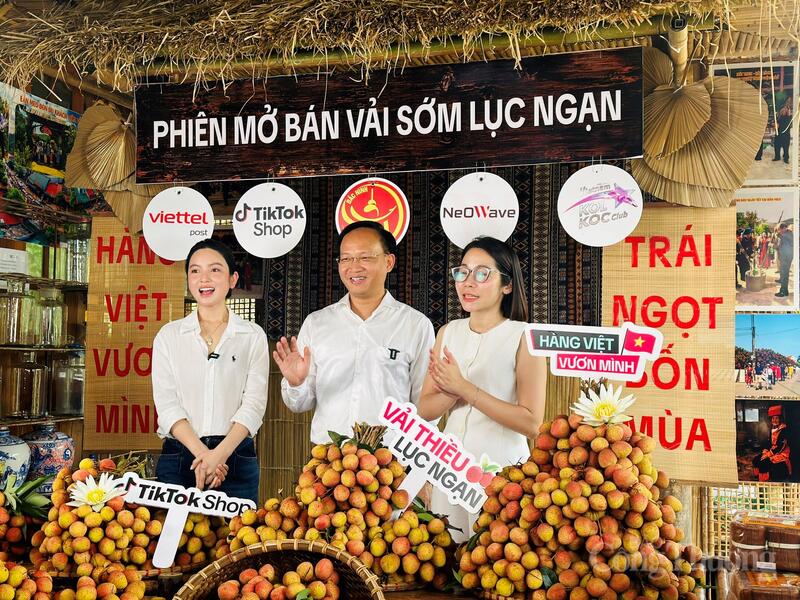 Ông Phạm Văn Thịnh, Phó Chủ tịch UBND tỉnh tham gia phiên livestream cùng nhà sáng tạo nội dung Chu Thanh Huyền thu hút hàng chục ngàn người theo dõi