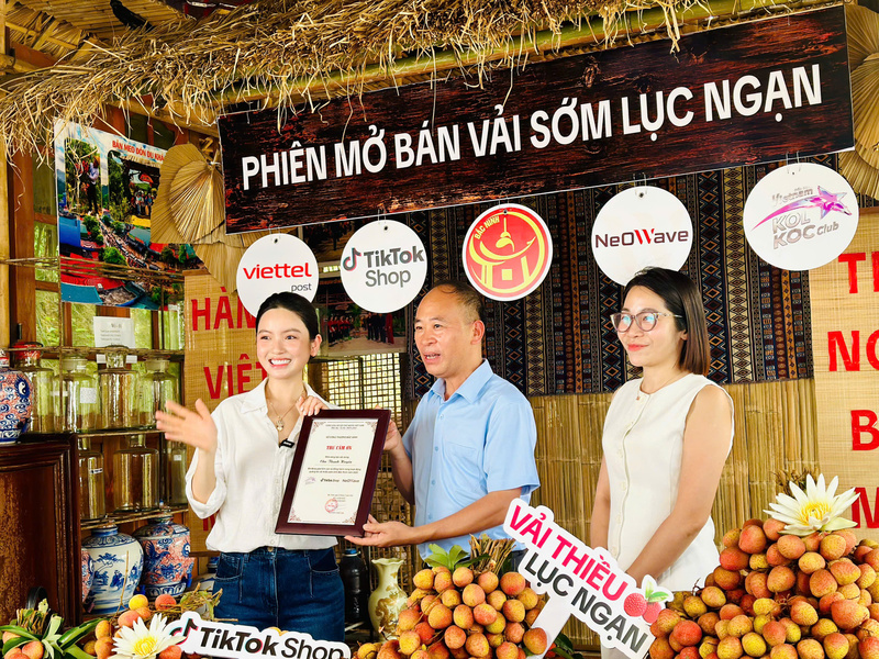 Ông Nguyễn Thế Thi trao thư cảm ơn cho các nhà sáng tạo nội dung đã đồng hành, lan toả các giá trị đặc trưng của Bắc Ninh. Ảnh: Đ.N