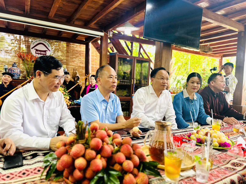 Ông Nguyễn Thế Thi, Phó Giám đốc Sở Công Thương tỉnh Bắc Ninh (thứ 2 từ trái sang) cho biết, một điểm mới đáng chú ý trong năm 2026 là UBND tỉnh đã ban hành quyết định công nhận 143 vườn vải đẹp trên địa bàn tỉnh. Trong số đó, tỉnh đã lựa chọn 20 vườn tiêu biểu để xây dựng các tour du lịch trải nghiệm, hoạt động quảng bá gắn với du lịch sinh thái và du lịch tâm linh nhằm lan tỏa hình ảnh, thương hiệu vải thiều Bắc Ninh. Ảnh: Đ.N