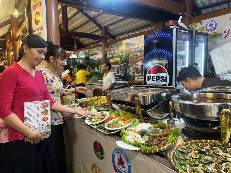 Du khách tham quan và thưởng thức các món ăn đặc sản vùng miền tại Lễ hội Ẩm thực “Hương sắc phương Nam 2026”. Ảnh Phương Hoa
