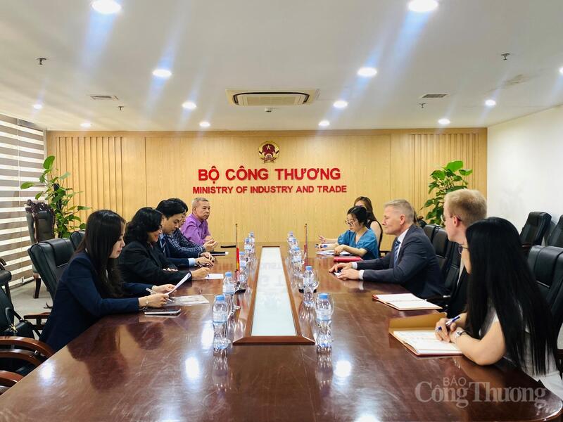 Thứ trưởng Phan Thị Thắng tiếp Ngài Nicolai Prytz, Đại sứ Đặc mệnh toàn quyền Vương quốc Đan Mạch tại Việt Nam. Ảnh: Phương Trang