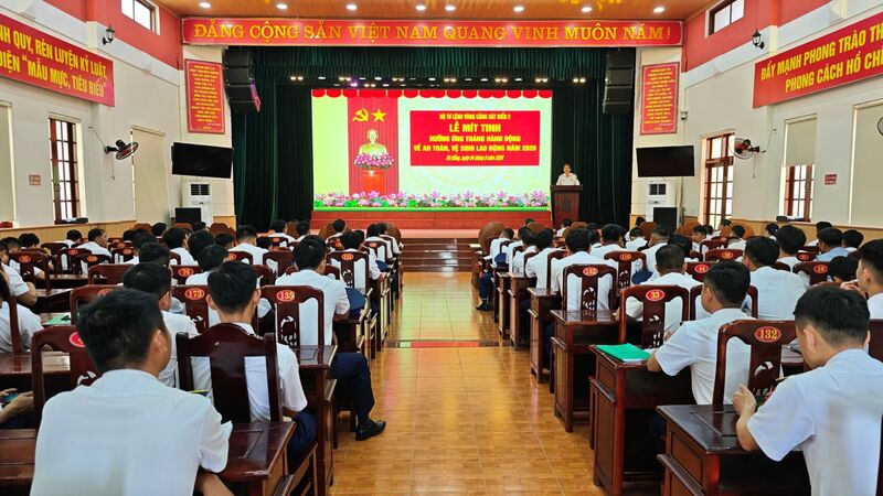 Hải độ 212 tham gia mít tinh hưởng ứng Tháng hành động về An toàn, vệ sinh lao động năm 2026 tại Bộ Tư lệnh Vùng Cảnh sát biển 2. Ảnh: Tuấn Anh