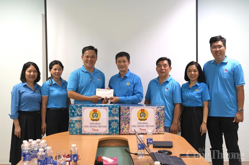 Chủ tịch Công đoàn Công Thương Việt Nam Lê An Hải trao quà cho tập thể công đoàn Công ty Cổ phần Thuỷ tinh Hưng Phú.