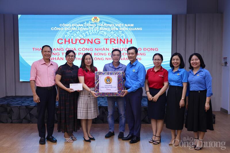 Công đoàn Công Thương Việt Nam: Trao hỗ trợ tới tận tay người lao động - 9