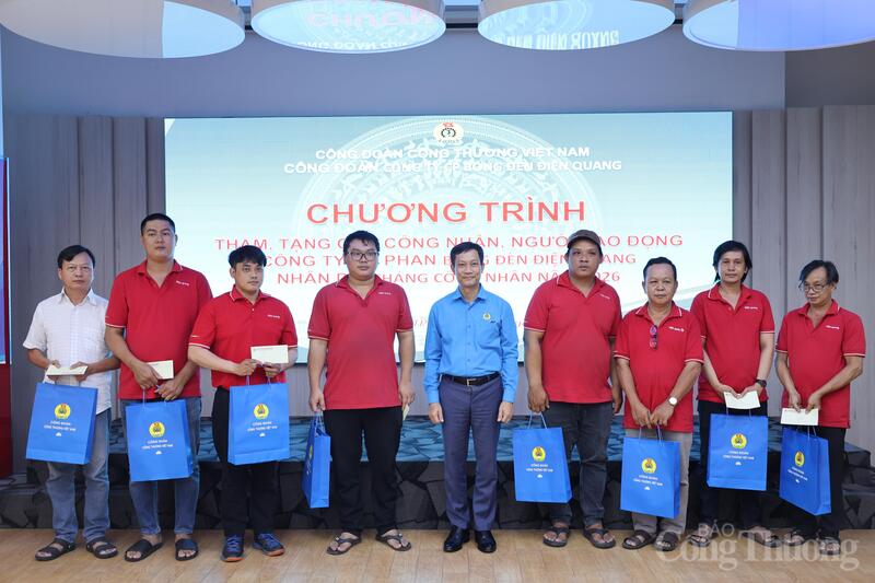 Công đoàn Công Thương Việt Nam: Trao hỗ trợ tới tận tay người lao động - 11