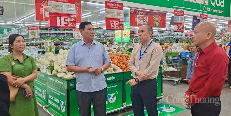 Đoàn khảo sát tình hình tiêu thụ hàng hóa và khả năng đưa nông sản, sản phẩm OCOP của Cần Thơ vào hệ thống bán lẻ hiện đại. Ảnh: Khánh Ngọc