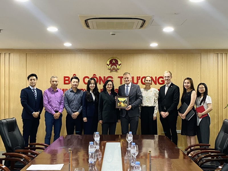 Thứ trưởng Phan Thị Thắng chụp ảnh cùng Đại sứ Đan Mạch Nicolai Prytz. Ảnh: Phương Trang