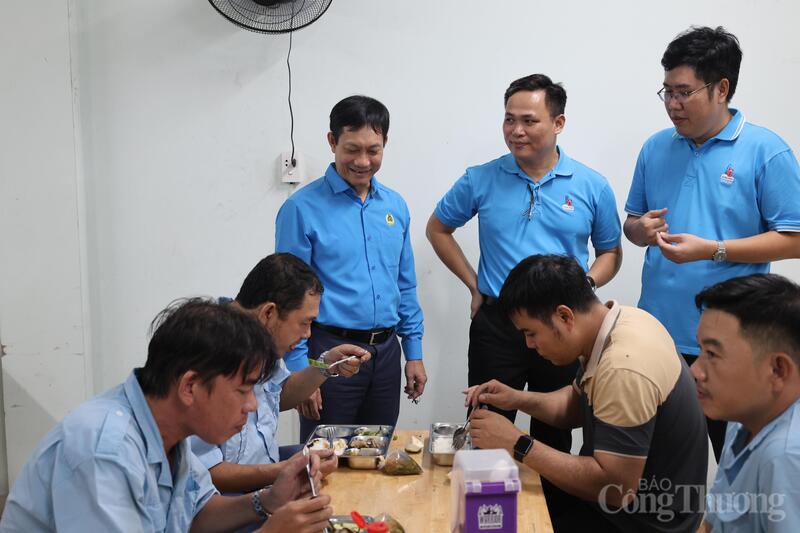 Chủ tịch Công đoàn Công Thương Việt Nam tham quan khu vực Nhà ăn và kiểm tra bữa ăn công nhân tại Công ty Hưng Phú