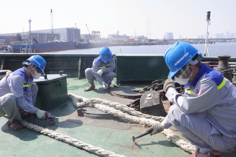 Bảo đảm tuyệt đối an toàn trong quá trình sửa chữa tàu tại Nhà máy Sông Thu. Ảnh: Tuấn Anh
