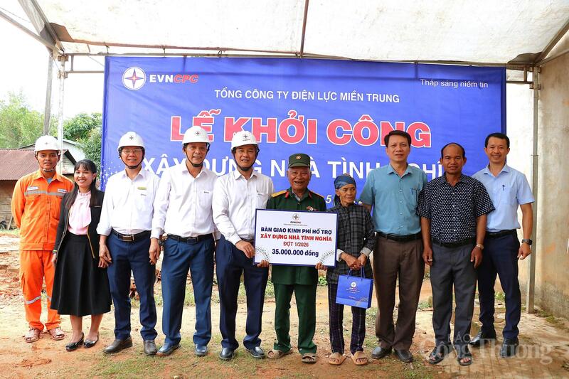 PC Quảng Ngãi bàn giao kinh phí hỗ trợ xây dựng nhà tình nghĩa.