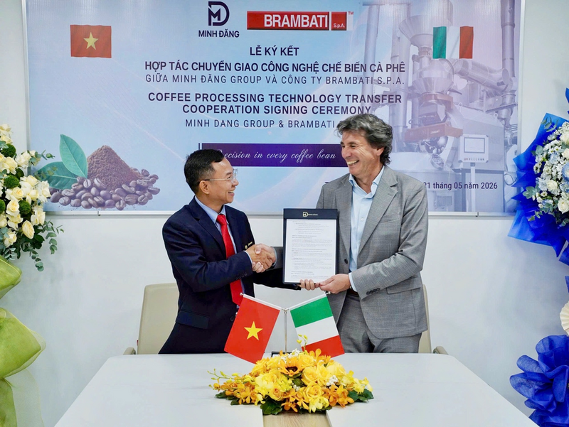 Ông Đào Đức Diễn (bìa trái) Tổng Giám đốc Minh Đăng Group và ông Chủ tịch Brambati S.p.A thực hiện nghi thức ký kết Biên bản ghi nhớ hợp tác và hợp đồng chuyển giao công nghệ chế biến cà phê trị giá hơn 3,5 triệu EUR.