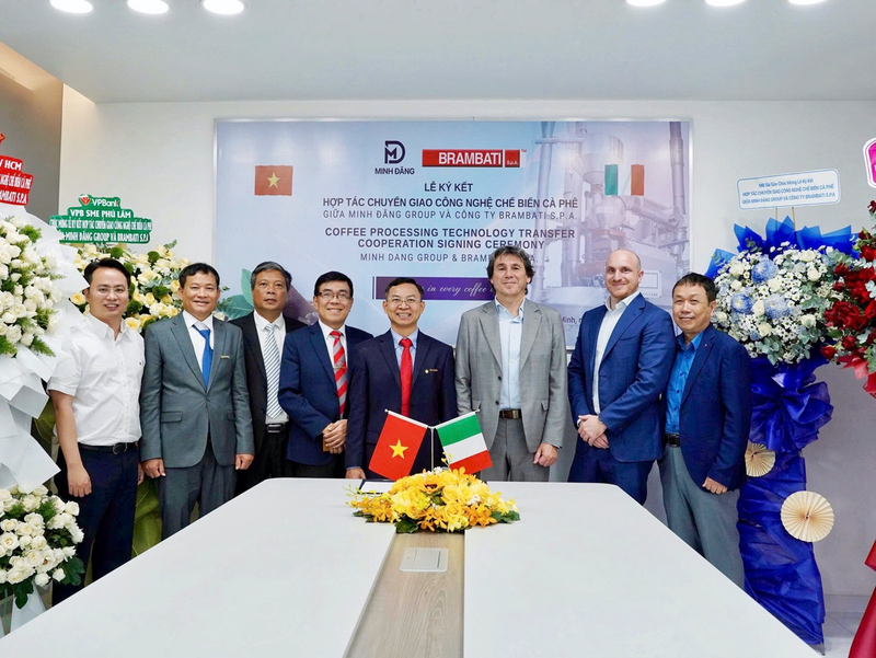 Đại diện hai bên chụp ảnh lưu niệm sau Lễ ký kết hợp tác chiến lược.