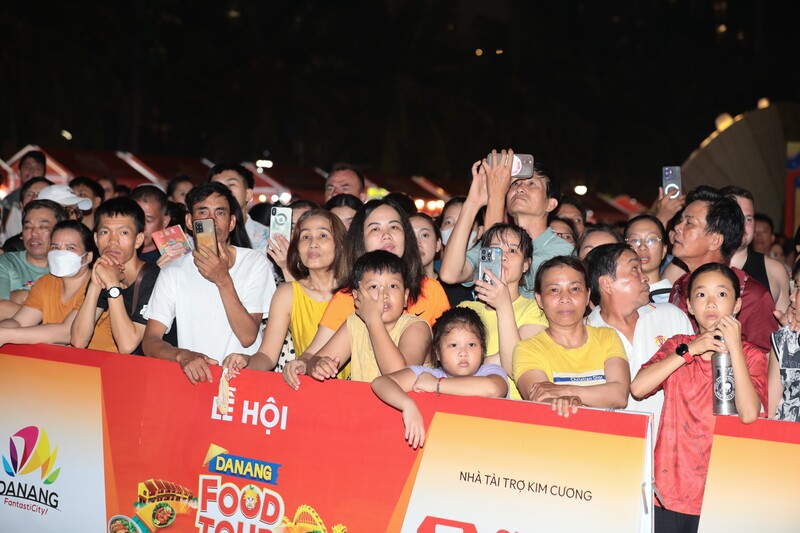 Người dân, du khách "đổ về" khai mạc Lễ hội Đà Nẵng Food Tour 2026. Ảnh: Bình An