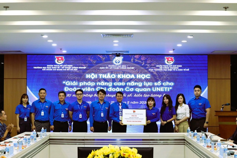 Đoàn Thanh niên Bộ Công Thương đã trao tặng phần quà cho Đoàn Thanh niên Trường Đại học Kinh tế - Kỹ thuật Công nghiệp. Ảnh: NT