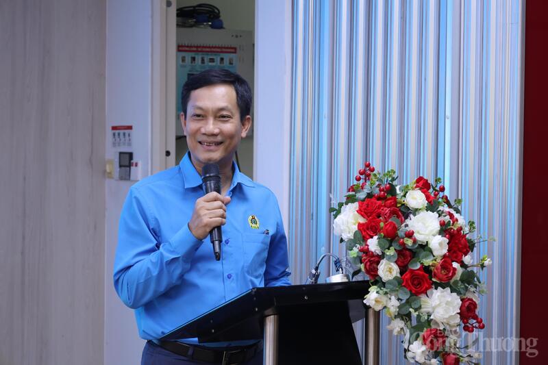Ông Lê An Hải, Chủ tịch Công đoàn Công Thương Việt Nam phát biểu trong chuyến thăm và trao quà tại Công ty Cổ phần Bóng đèn Điện Quang.