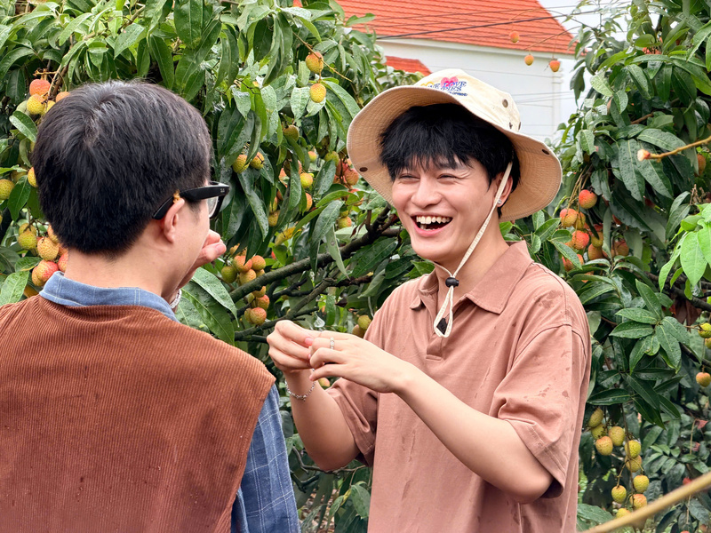 Sở Công Thương Bắc Ninh phối hợp TikTok Shop thực hiện tour trải nghiệm vườn vải cho các nhà sáng tạo nội dung lan toả cuộc thi. Ảnh: TT