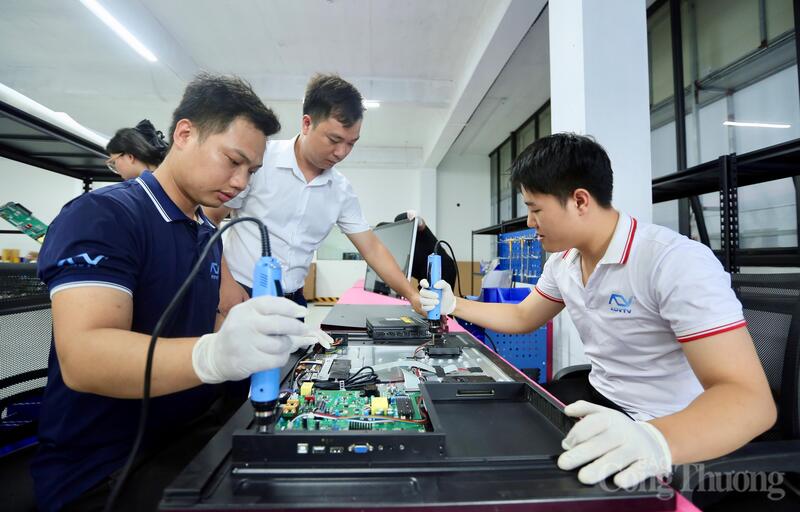 Tất cả các quy trình được anh Thế kiểm tra kĩ lưỡng nhằm tránh tình trạng sai sót khi đưa ra thị trường phục vụ người dân, du khách tại các điểm du lịch. Ảnh: Ngô Nhung