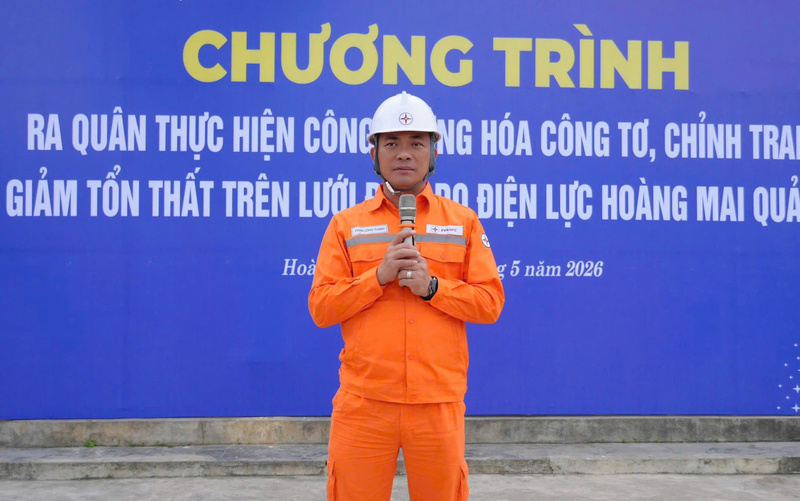 Ông Phạm Công Thành, Giám đốc Công ty Điện lực Nghệ An trực tiếp chỉ đạo chương trình ra quân thực hiện "công xưởng hóa công tơ", chỉnh trang lưới điện, góp phần giảm tổn thất điện năng hạ thế trên địa bàn Điện lực Hoàng Mai quản lý. Ảnh: Phan Thủy