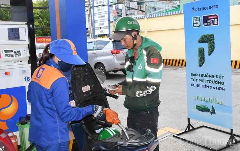 Từ ngày 1/6/2026, xăng không chì theo quy chuẩn kỹ thuật hiện hành sẽ bắt buộc pha trộn thành xăng sinh học E10 để sử dụng cho động cơ xăng trên toàn quốc. Ảnh: Thanh Minh.