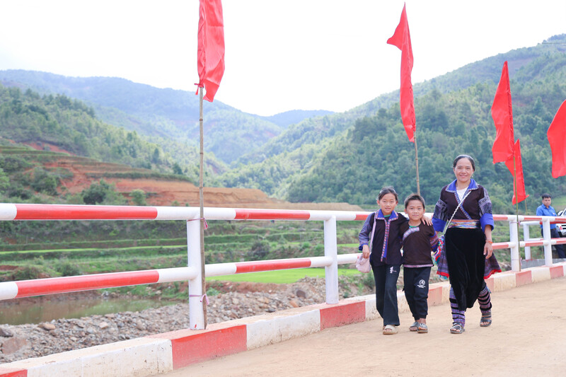 Mẹ con chị Sắng bên cây cầu mới.