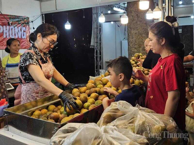 Gian hàng trưng bày cam Cao Phong, đặc sản tỉnh Hòa Bình (cũ) hút khách tham quan, mua sắm.