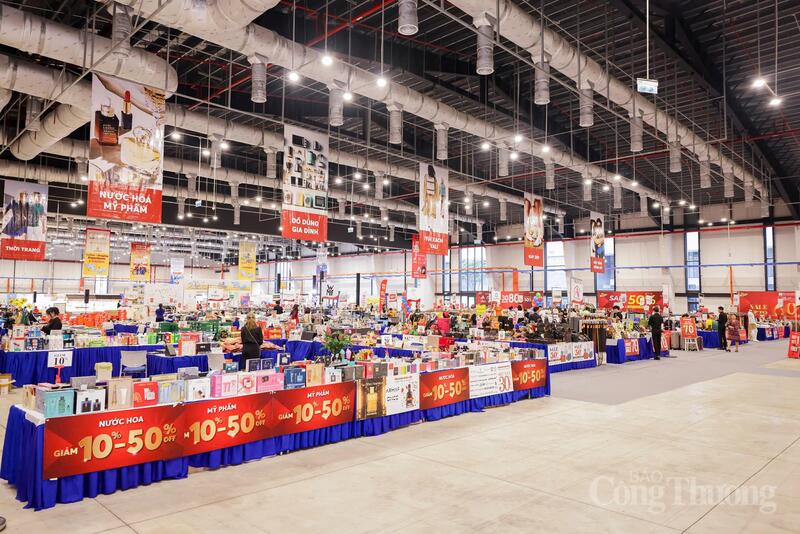 Không gian chương trình khuyến mãi hàng hiệu "Nha Trang Mega Sale 2026" tại phường Nha Trang. Ảnh: Lê Sơn
