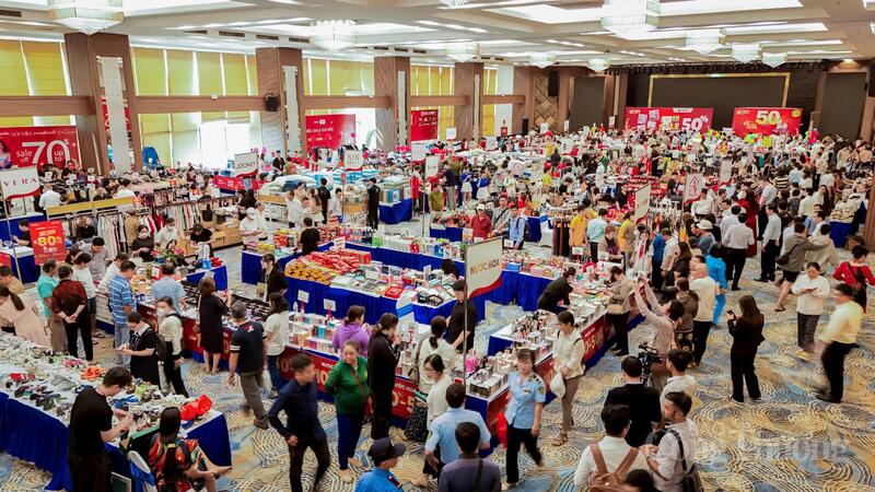Đông đảo người tiêu dùng đến mua sắm sản phẩm. Ảnh: Lê Sơn
