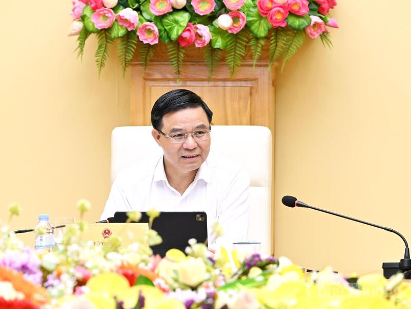 Bộ trưởng Lê Mạnh Hùng chỉ đạo loạt giải pháp cho công tác xuất nhập khẩu. Ảnh: Cấn Dũng