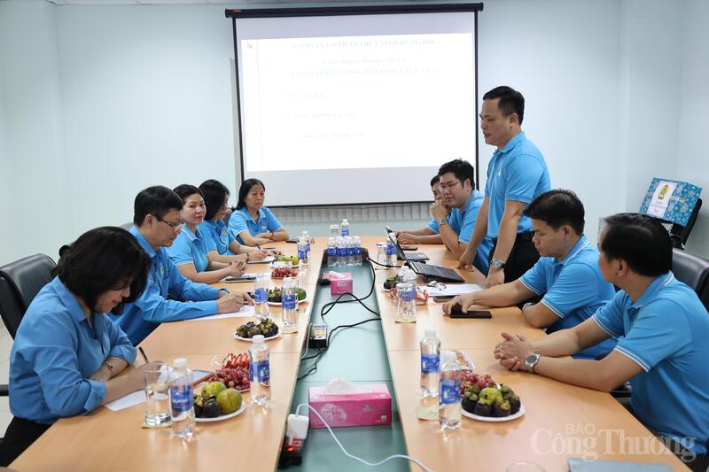 Công đoàn Công Thương Việt Nam làm việc cùng Công đoàn Công ty Cổ phần Thuỷ tinh Hưng Phú.