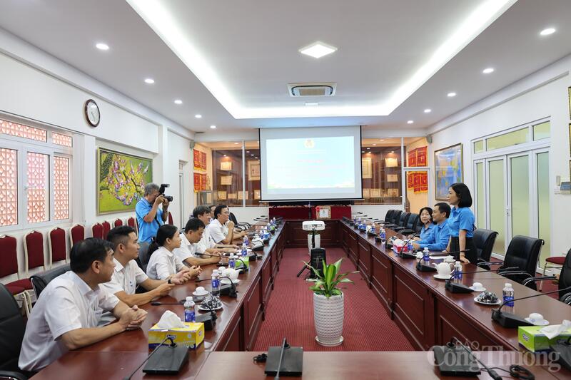 Công đoàn Công Thương Việt Nam trong chuyến thăm và tặng quà Công đoàn Công ty TNHH MTV Itaxa.
