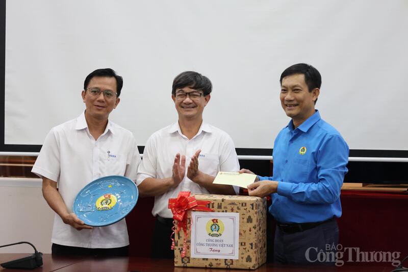 Công đoàn Công Thương Việt Nam đã trao hỗ trợ cho công đoàn Công ty TNHH MTV Itaxa.